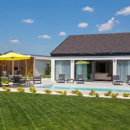 Ferienhaus Mit Privatpool Fur 3 Personen 1 Kind Ca 95 Qm In Sibenik, Dalmatien Norddalmatien Ferienhaus Šibenik